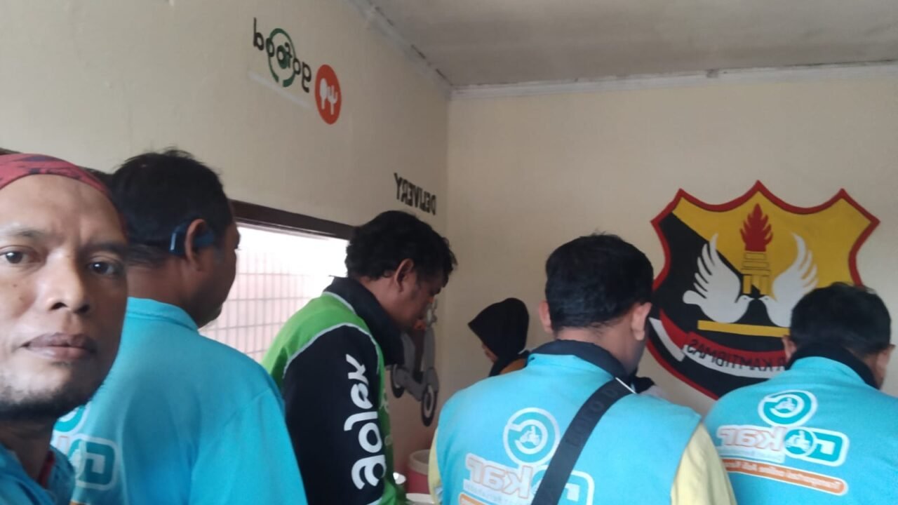 Warung Ojol Polresta Karawang Ramai Didatangi Driver GOKAR, Makan Gratis hingga Silaturahmi