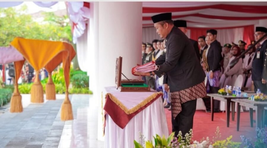 Upacara Penurunan Bendera HUT ke-81 RI di Karawang Berlangsung Khidmat