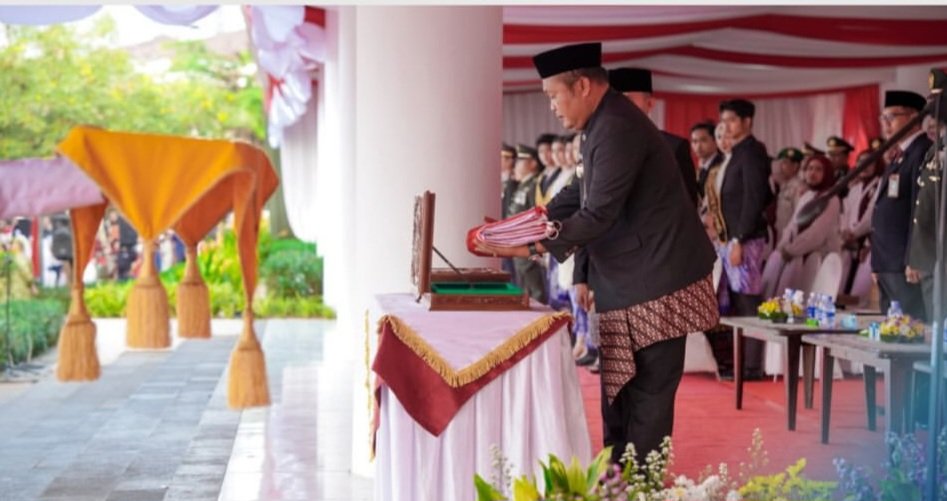 Upacara Penurunan Bendera HUT ke-81 RI di Karawang Berlangsung Khidmat